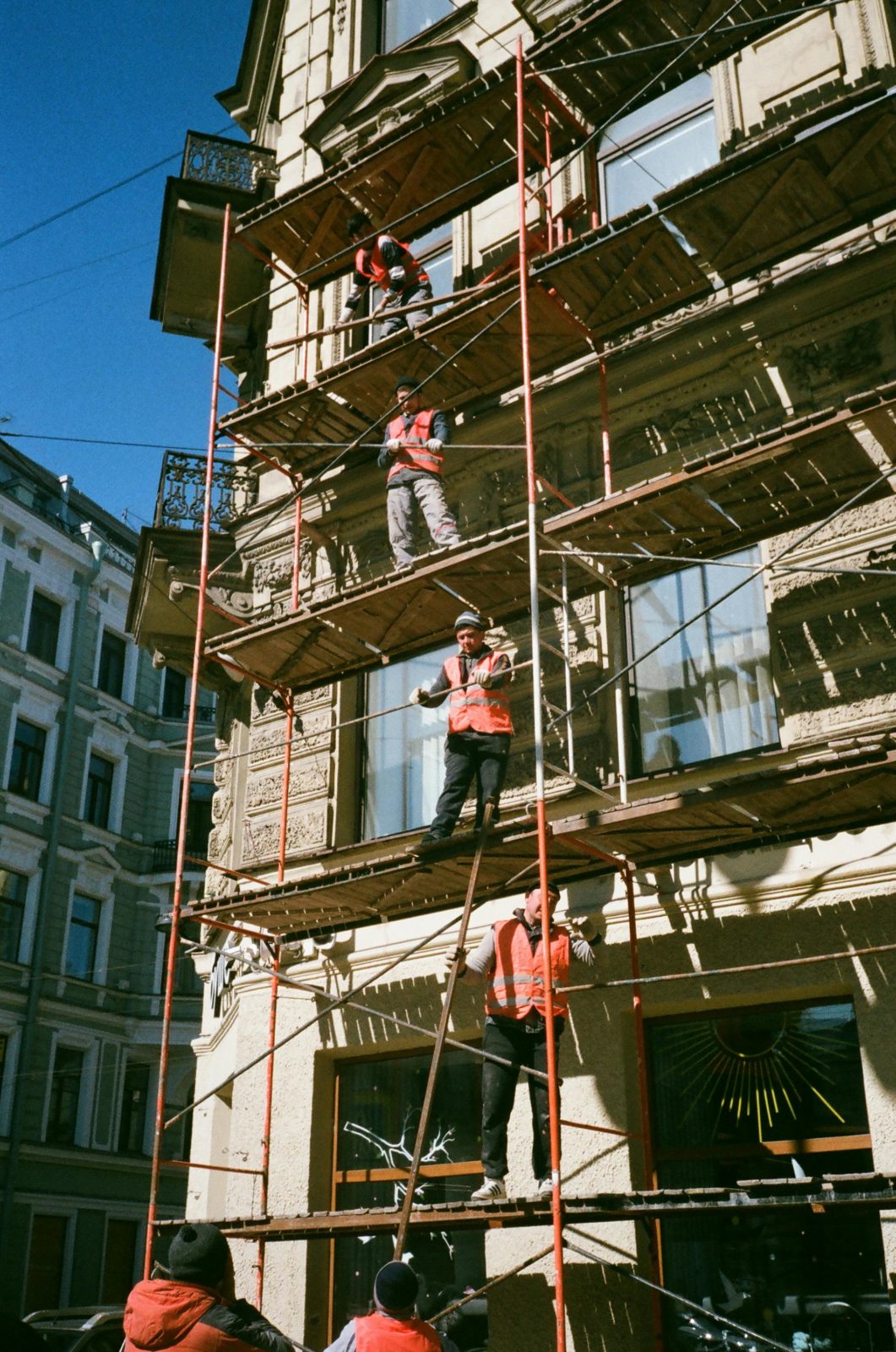 builders on scaffolding